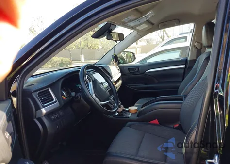 2019 Toyota Highlander Le Plus z USA, uszkodzony, nr VIN 5TDZZRFH3KS317091